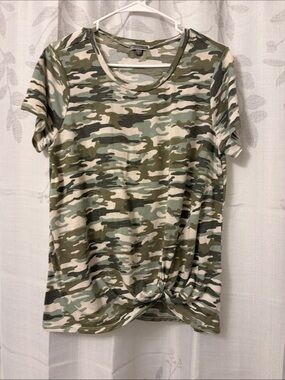 To BE HONEST Women's Short Sleeve Camo Twist Hem Tee - Green Camo